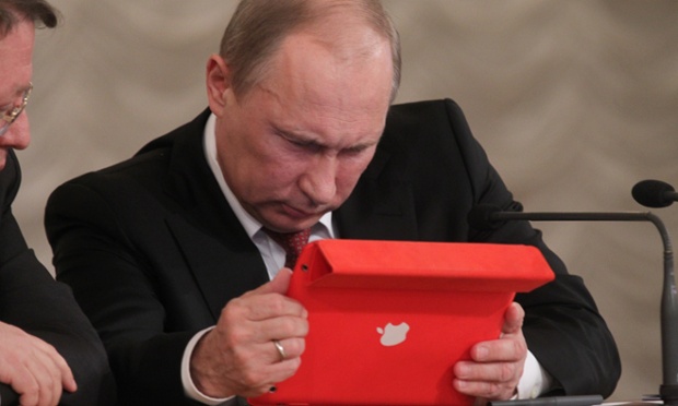 Presedintele rus, Vladimir Putin, a fost surprins de multe ori ca utilizeaza tableta iPad. Imagine via Reuters