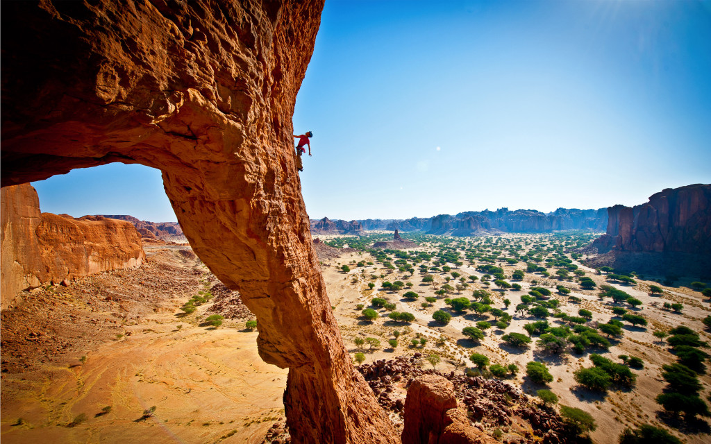 Rock climber in desert landscape (2880 x 1800)