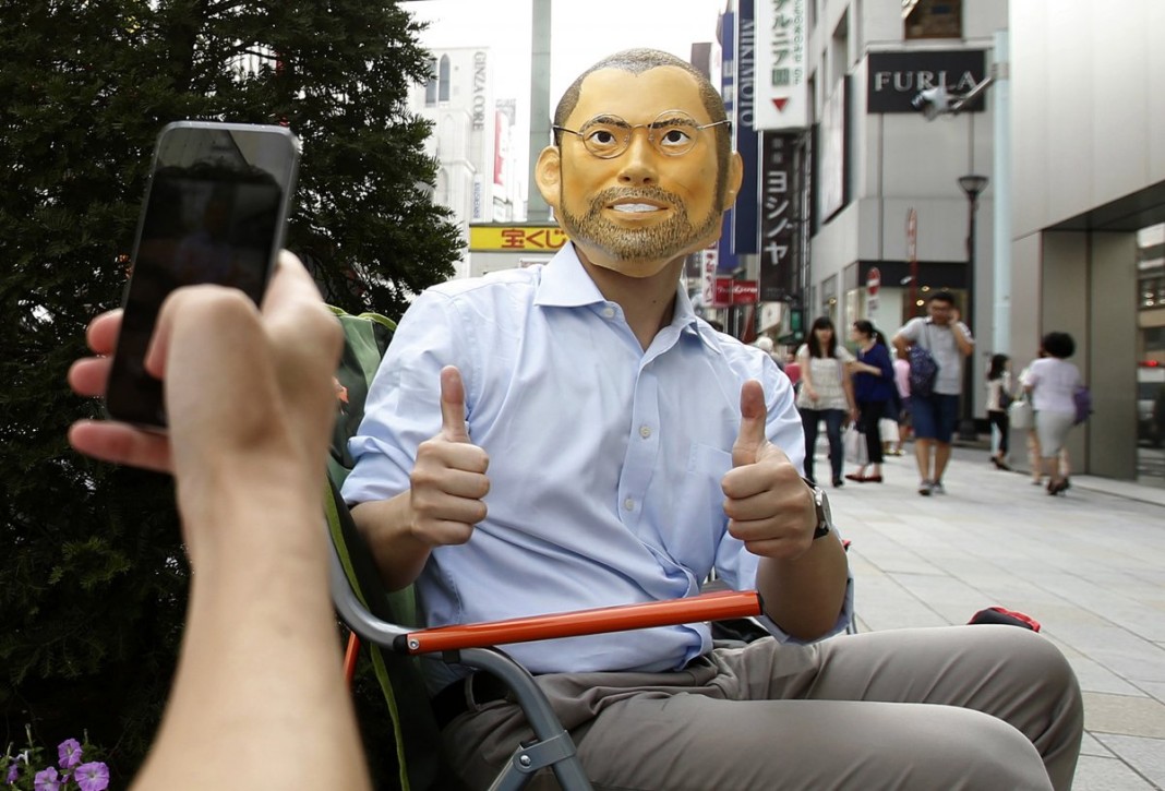 this-fan-wearing-an-mask-of-apples-late-cofounder-steve-jobs-got-in-line-september-10th-in-tokyo Apple Store