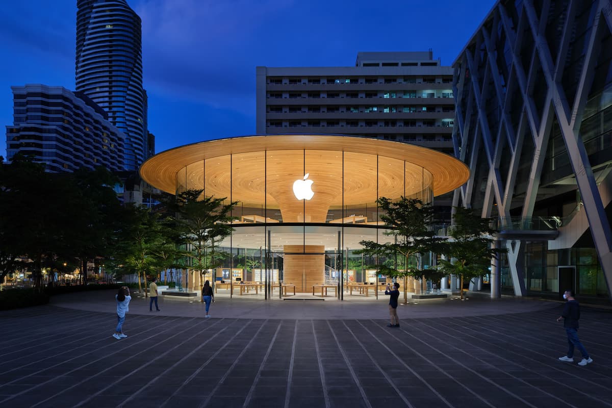 În pofida pandemiei de coronavirus, Apple a înregistrat noi recorduri trimestriale. Compania americană va diviza cota acțiunilor și anunță o lansare întârziată a gamei iPhone 12 rezultate trimestru 2 2020 apple store bangkok_ratchaprasong