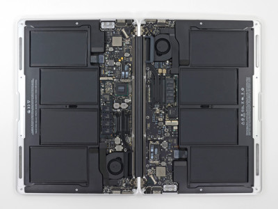 dLjeD5qKEGCNygoV.medium MacBook Air inside baterie